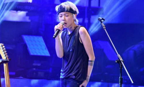 零下20度,窦靖童穿军大衣端手唱歌,吊打所有跨年演出上的明星