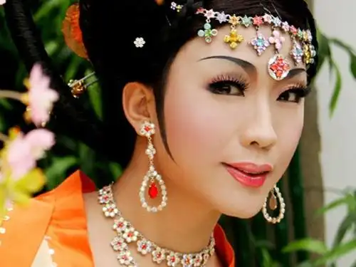 李玉刚隐婚疑有混血女儿曾被曝皈依佛门