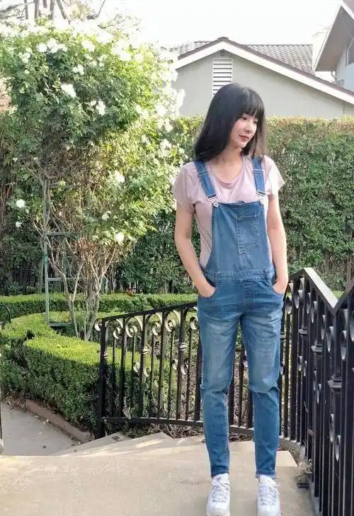 柳岩现身动物园被偶遇,穿着普通一点不性感,而且白的发光,但身高是