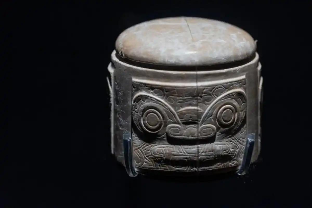 古玉居说玉# 良渚文化,兽面纹玉柱形器,带盖.