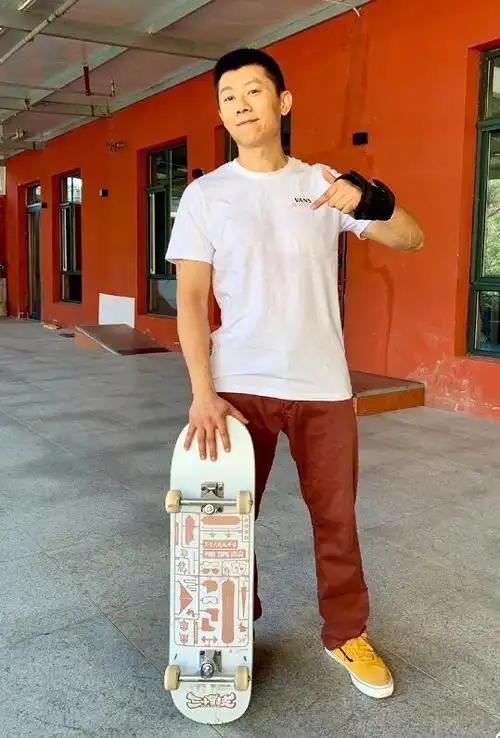 夏雨边为老婆打气边忙着做他的"三十六计玩为尚",滑板,滑雪,书法,绘画