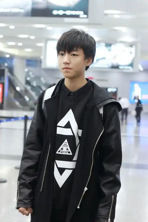 tfboys王俊凯 2015.01.01 厦门飞重庆江北机场