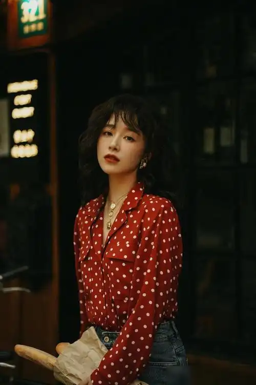 港风味十足阚清子晒复古泡泡发型大片气质迷人