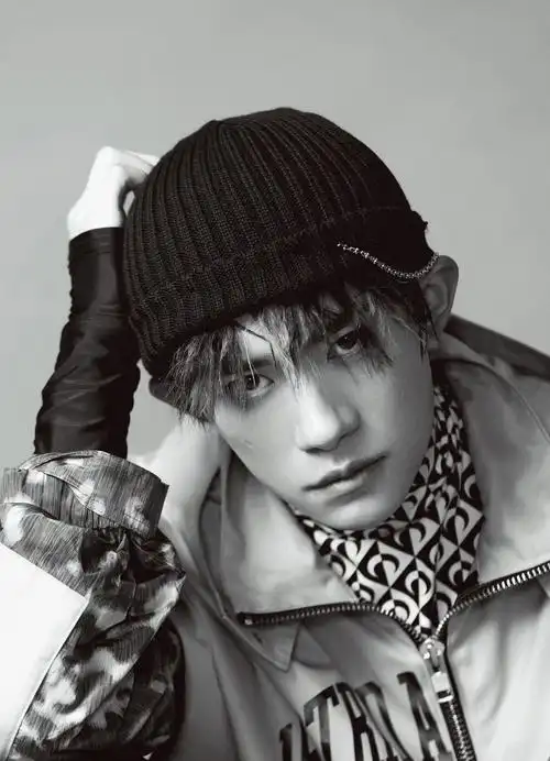 简介:易烊千玺拼接迷彩黑白质感写真大片,分享一组易烊千玺图片给大家