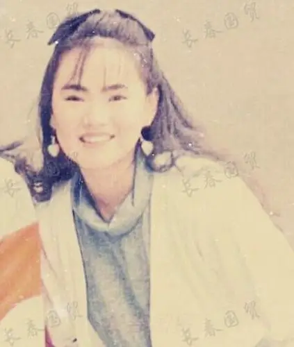 原创伊能静早年旧照曝光气质清纯一颦一笑十分动人