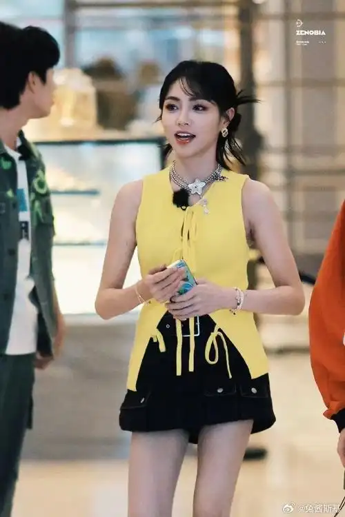 谢可寅今天是奶黄包##谢可寅黄色无袖上衣