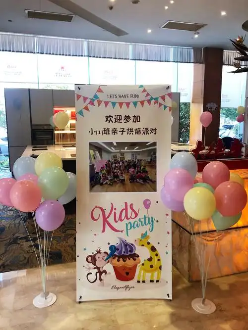 家委会的家长们今天早早的到达了活动现场布置场地,来营造甜美的活动