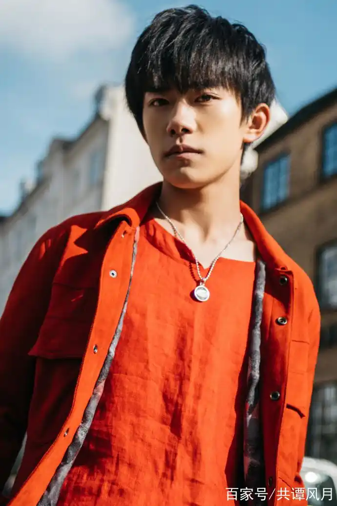 易烊千玺:一身橙色的衣服,高端 大气 上档次!