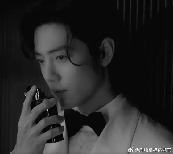 肖战西装立麦##肖战喷香水