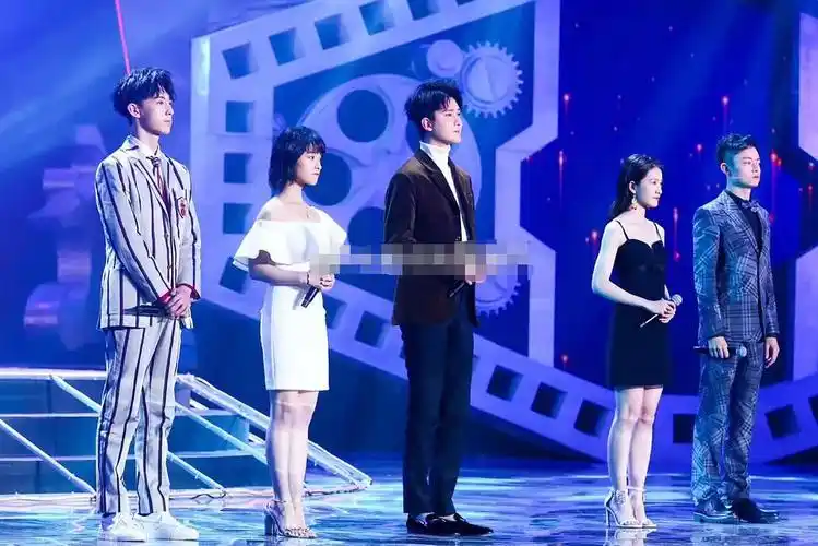 160沈月和165张雪迎同框,身高差竟不明显,谁说谎一目了然