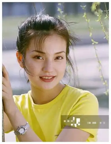 难怪《还珠》大火,赵薇年轻时穿黄色t恤俏皮惊艳,没整牙很自然
