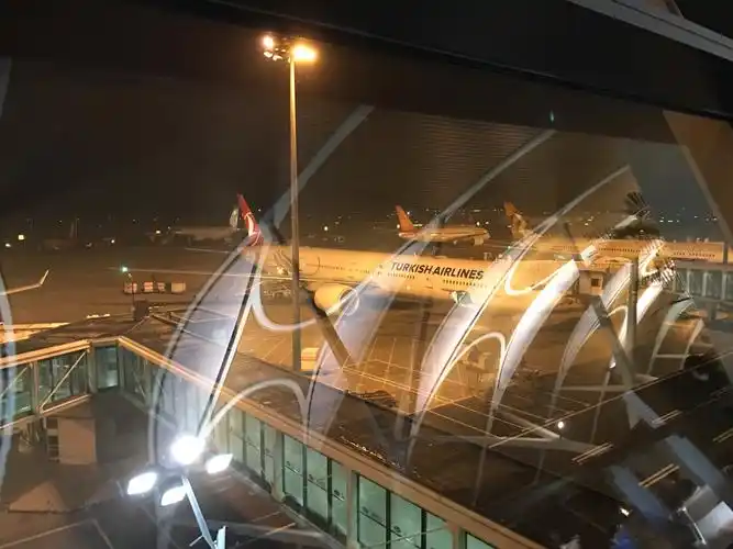 晚上的浦东机场真的挺漂亮的.