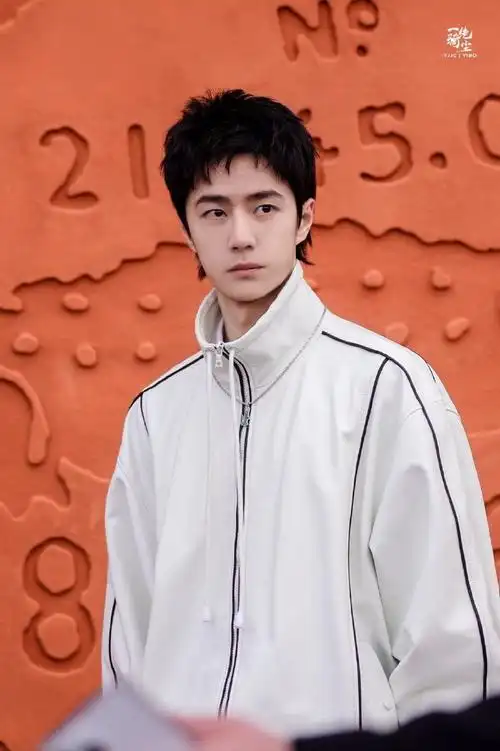 王一博lacoste这套白色运动套装完全是清爽男高啊这个前刺发型也好