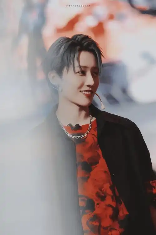 刘雨昕蓝灰发色晕染内搭造型