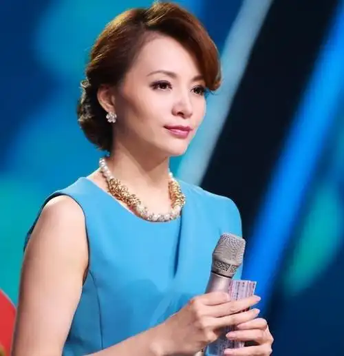 多年前,卓伟曝光了一张照片,上面是董卿和密春雷一起享用冰淇淋的情景