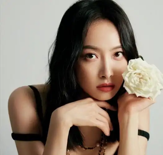 宋茜夏日出街造型释出,高马尾搭配黑色吊带,炫酷十足又不乏时尚