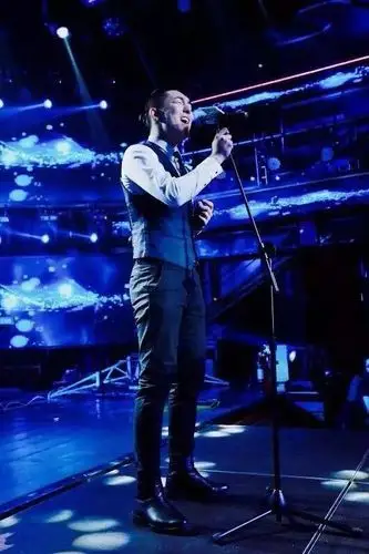 是让现场女生为之疯狂 也让网友们疯狂搜索起这位叫亚森的"小金城武"