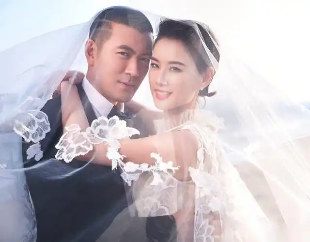 隐婚十年如今黄圣依杨子夫妻二人在海边拍摄婚纱照