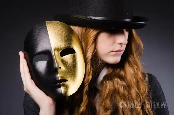 戴着面具的虚伪概念中的女人