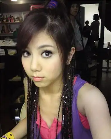 国外爆火,国内"销声匿迹",王嘉尔和邓紫棋,早已开启新赛道