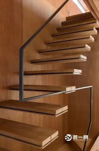 楼梯转角扶手如何设计更上档次 楼梯转角扶手效果图