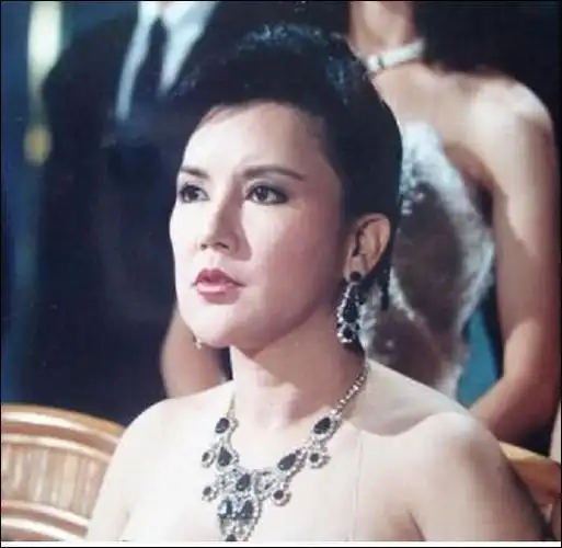 她甘做脱星10年,为爱隐忍与小三同桌吃饭,今整容失败却赢得尊重