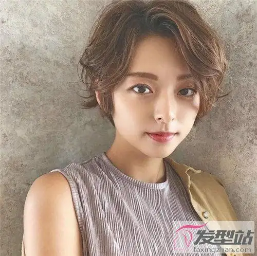 减龄显脸小的短卷发 换一款显年轻又时髦_发型站_最新流行发型设计