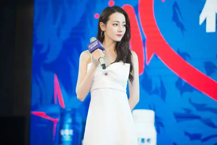 迪丽热巴白色时尚小礼服,皮肤白到发光,家庭群中最亮的一颗星_活动