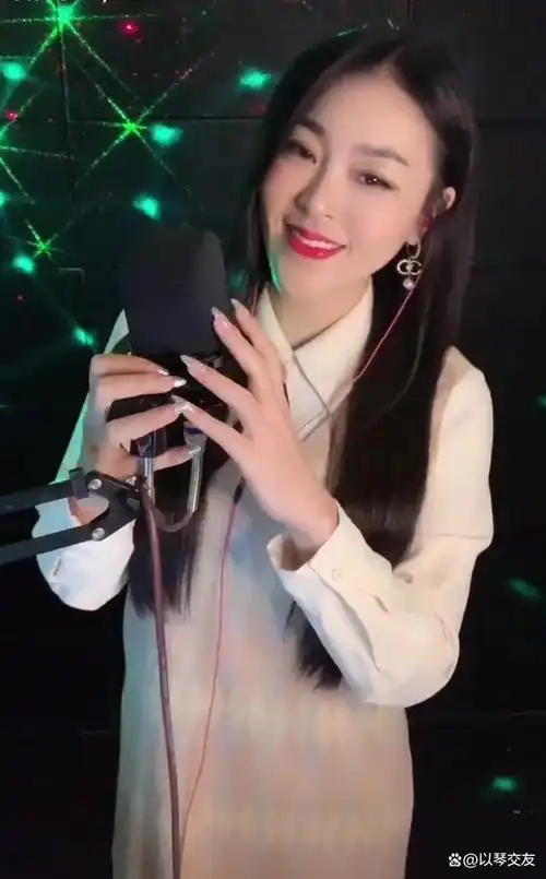 亚男是一位实力派歌手,声线低沉,唱歌时对气息的掌控很稳,台风稳健