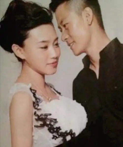 著名演员李健:凭"孙成海"家喻户晓,娶初恋妻子生一女幸福美满