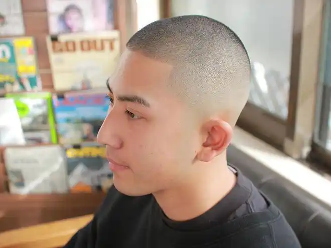 圆寸头就是超短的男士发型,周边推的几乎接近于光光