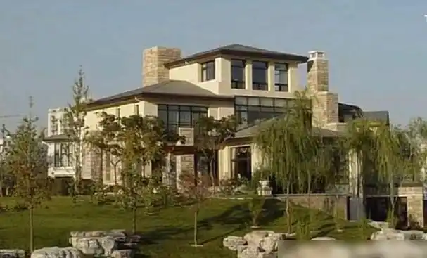 那英住的小区叫东山墅,这是一片别墅区,被称作"北京市第一豪宅",而