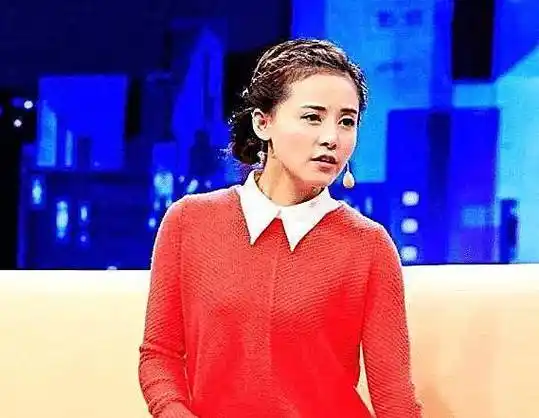 原创张杰前女友风格成谜穿红绿配长裙像大妈才39岁就想养老了