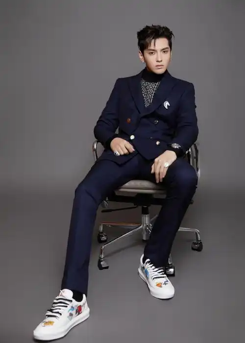 微博之夜##吴亦凡双排扣西装