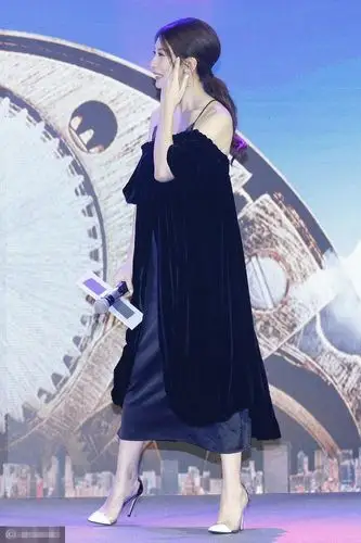 贾静雯穿吊带裙现身这么性感哪像当妈的人