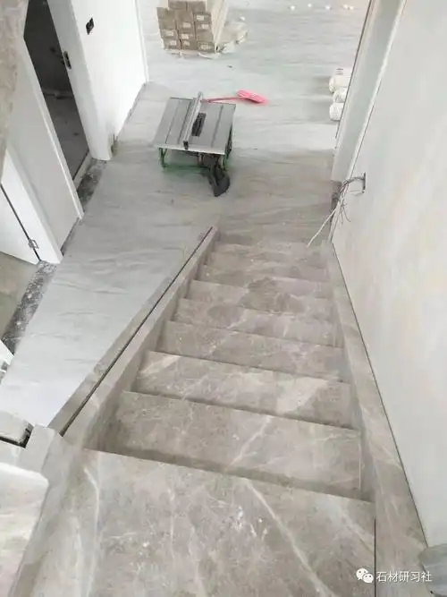 大理石具有稳固的性质,作为楼梯踏步常用材料,不但花色多样,在磨边,开
