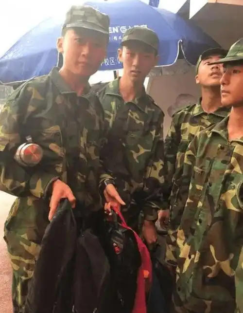 学生冒雨军训校领导全程陪同淋雨引争议校方回应来了