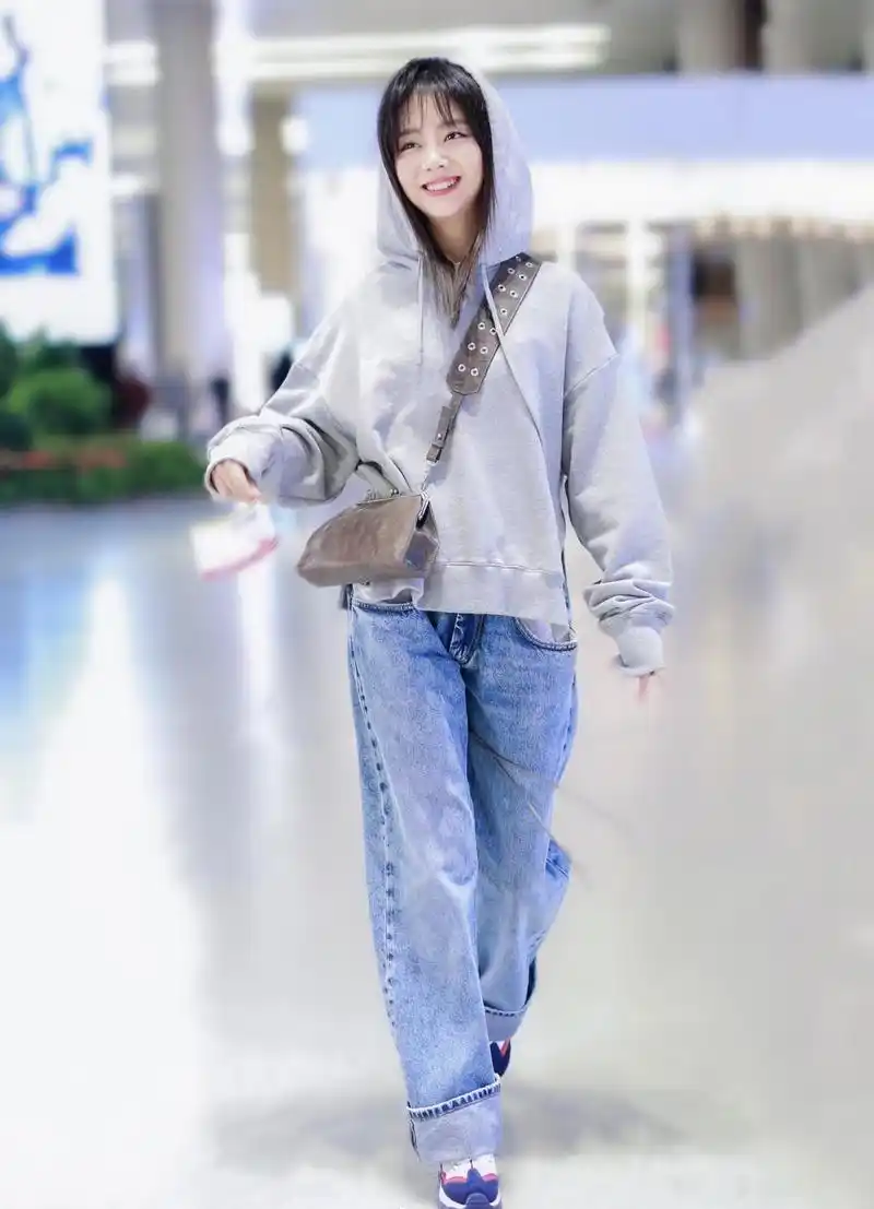 谭松韵早春穿搭清爽时髦卫衣搭配牛仔裤走机场意外小巧精致