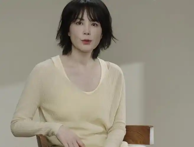 52岁王菲近照曝光,穿鹅黄色内衣瘦出排骨胸,皮肤紧致不见皱纹插图1