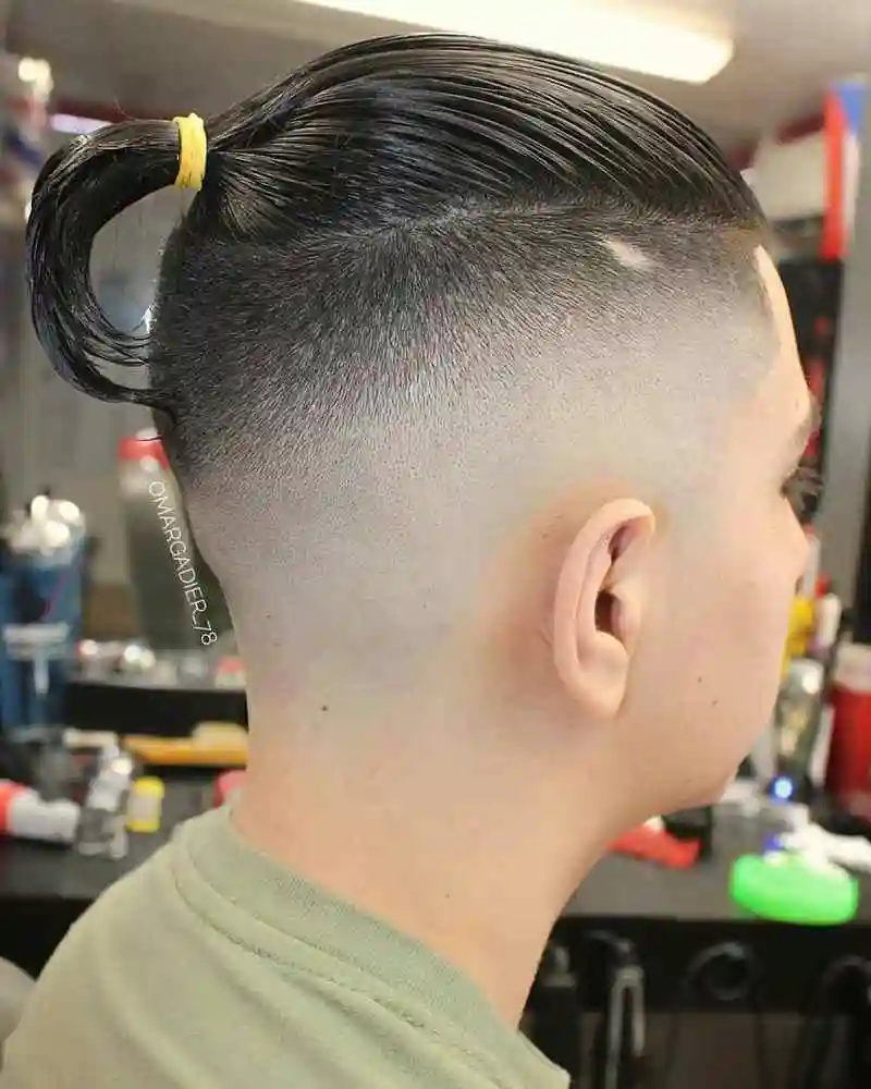 两侧铲短男士发型,还可以搭配一个顶区的小马尾,帅气又时尚,创意十足.