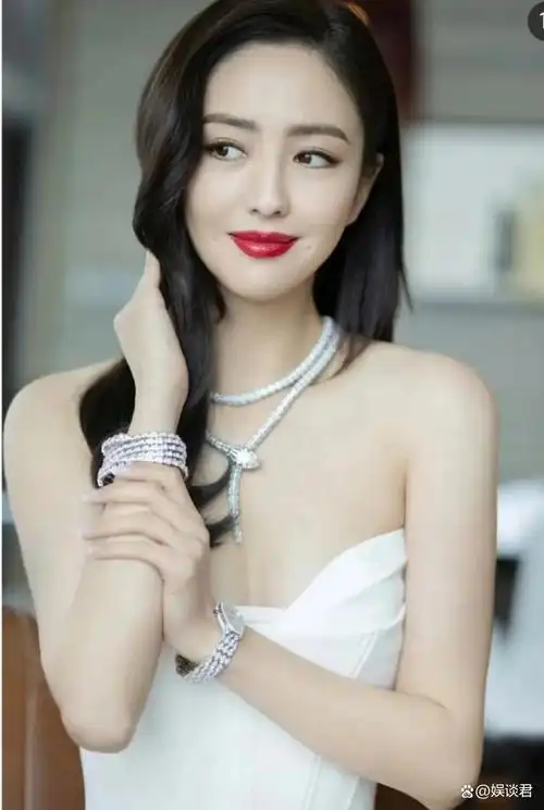 照片里的佟丽娅身穿低胸长裙大秀性感身材,超有女人味.