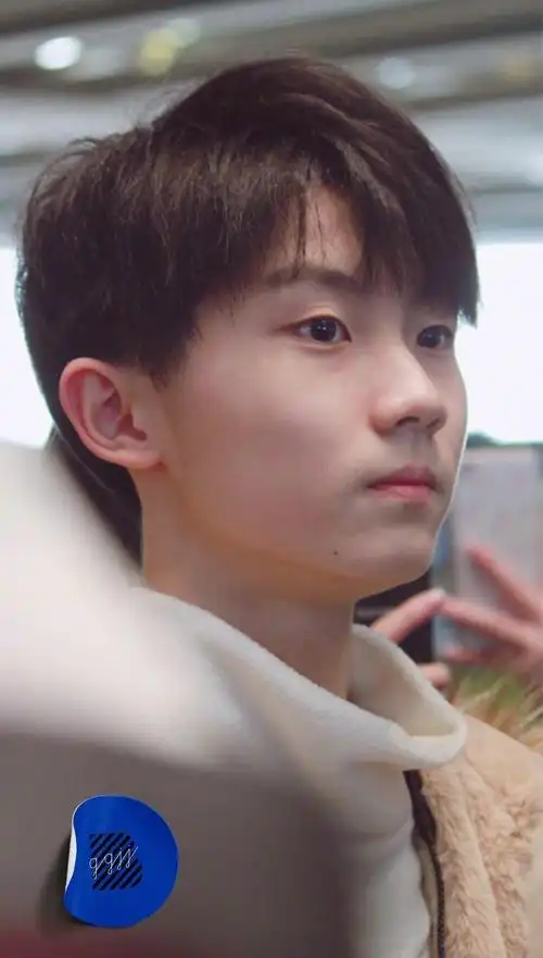 因为现在机场都带口罩,有些人特别近期的清晰素颜生图我实在找不到,就