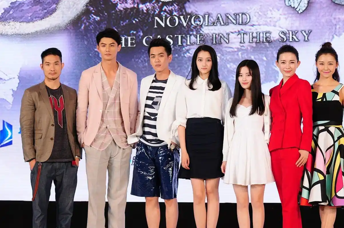 早期的关晓彤,鞠婧祎和张若昀的同框生图,关晓彤的腿,是真的很长[嘻嘻