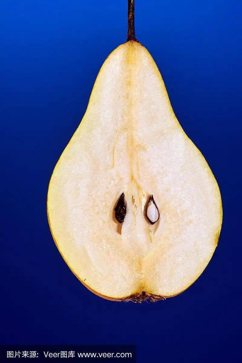 蓝色背景上的切好的梨