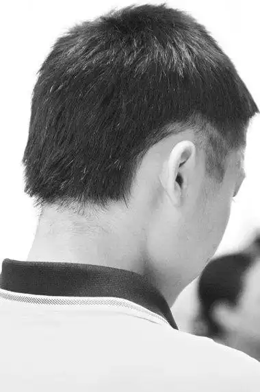 后脑勺平适合留什么发型 男生后脑勺平发型