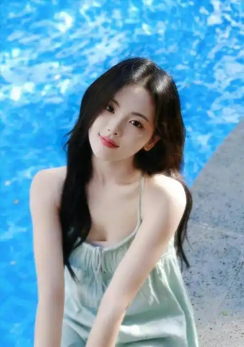 杨超越泳装秀清纯美的象仙子