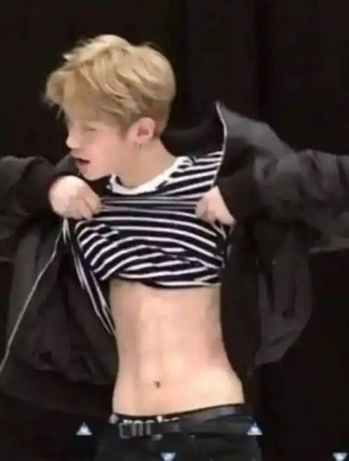 吴亦凡_章若楠_穿着