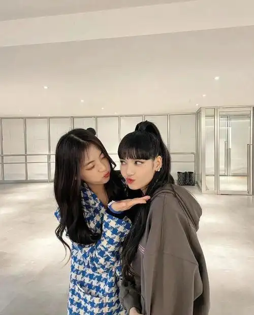 关系好好呀,都是家人#lisa  #jisoo一张小柿子 :智秀的姐姐glowworm.