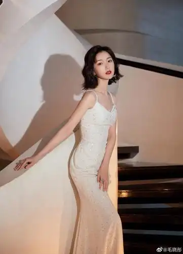 32岁毛晓彤晒美照,穿深v裙却无事业线,网友:胸和肚子一样平