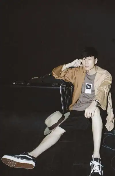 林俊杰黑白照片